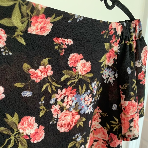 3 for $20 ⭐️ Black Floral off-the-shoulder top - Picture 4 of 6